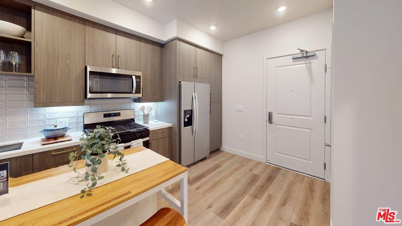 1340 S Hill St #1340-213 - Photo 4 of 6