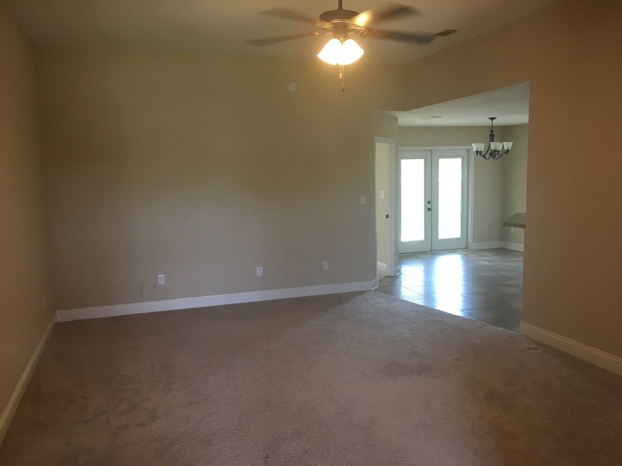 926 Tudor Ln - Photo 3 of 10