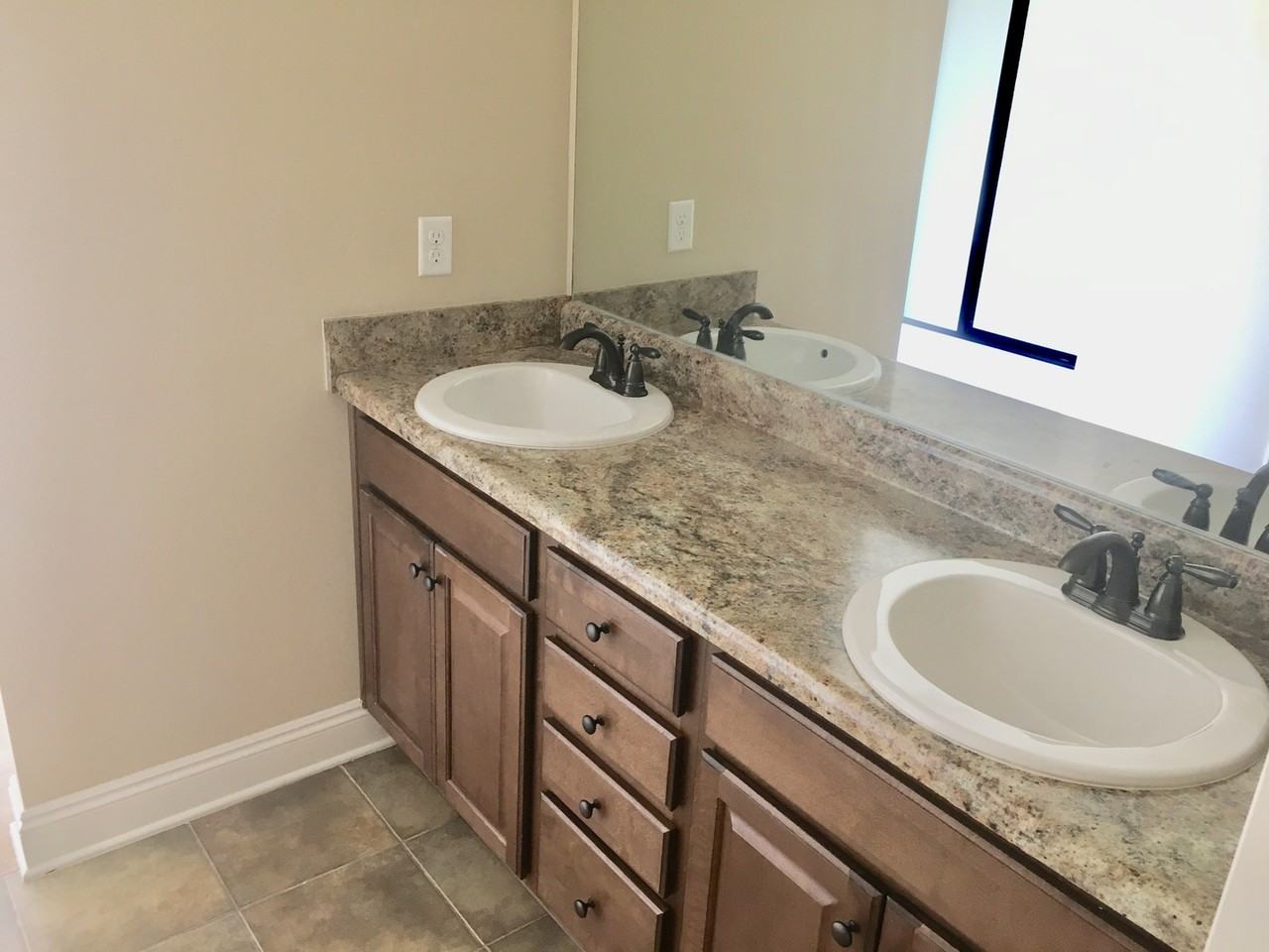 926 Tudor Ln - Photo 6 of 10