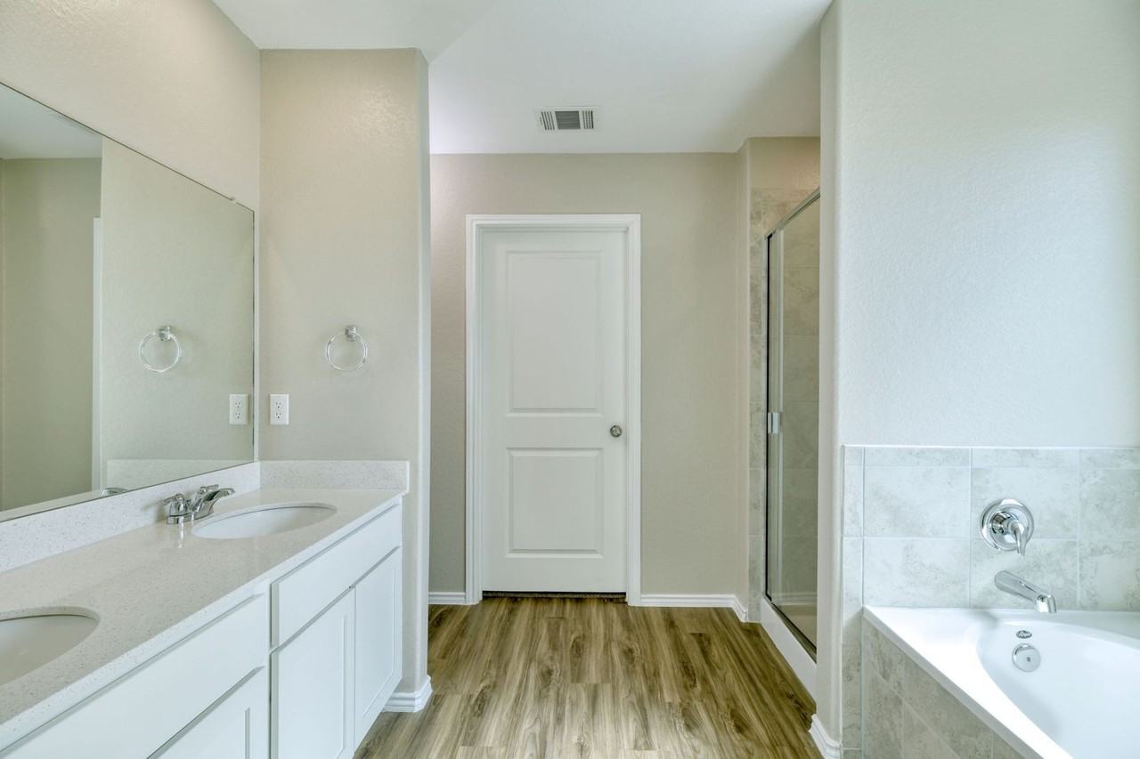 111 Mountain Maple St - Photo 2 of 13