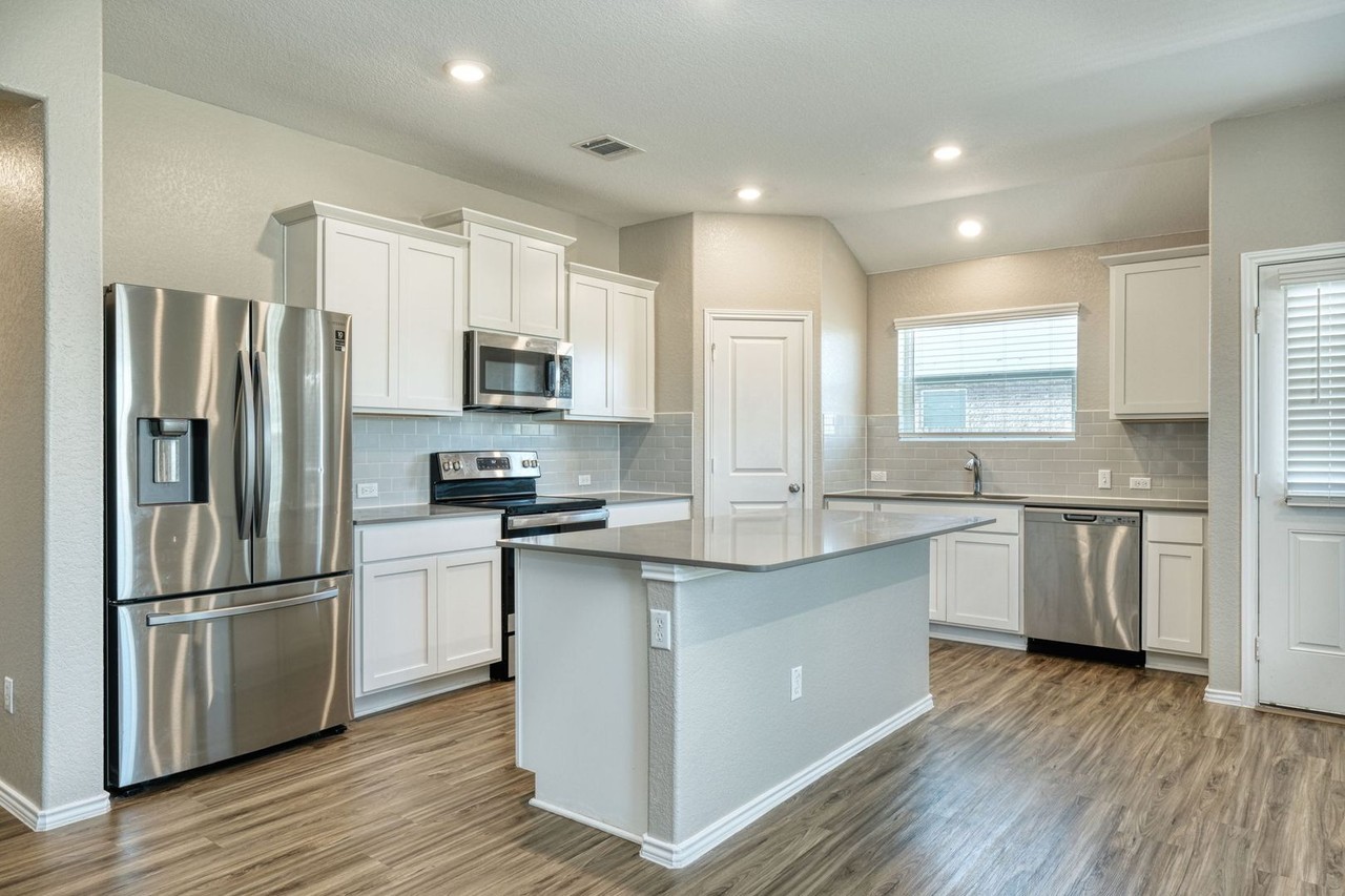 111 Mountain Maple St - Photo 3 of 13