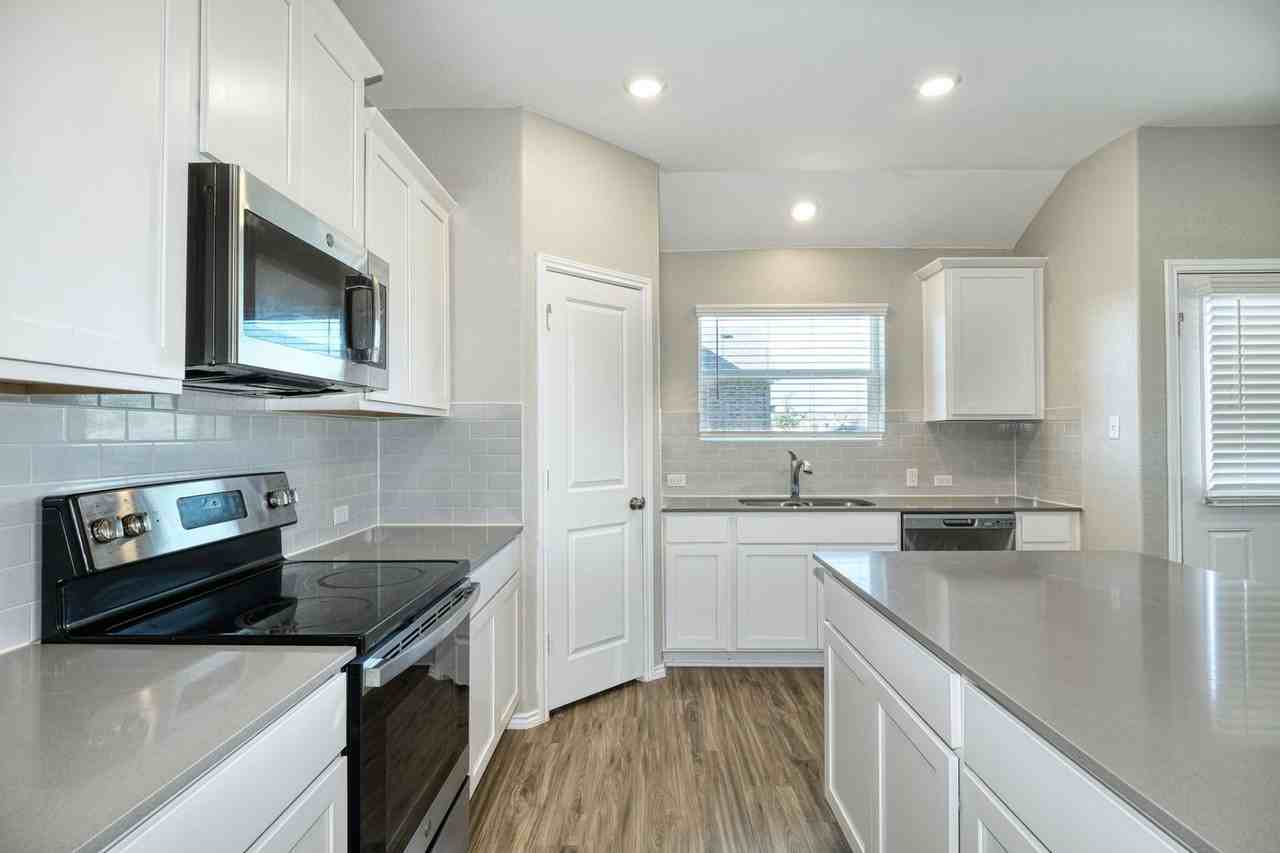 111 Mountain Maple St - Photo 4 of 13