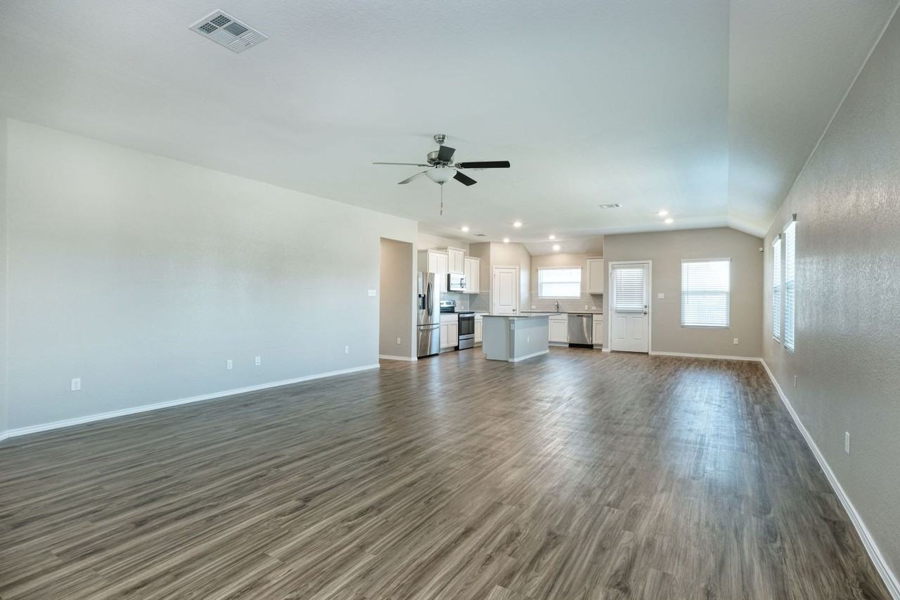 111 Mountain Maple St - Photo 5 of 13