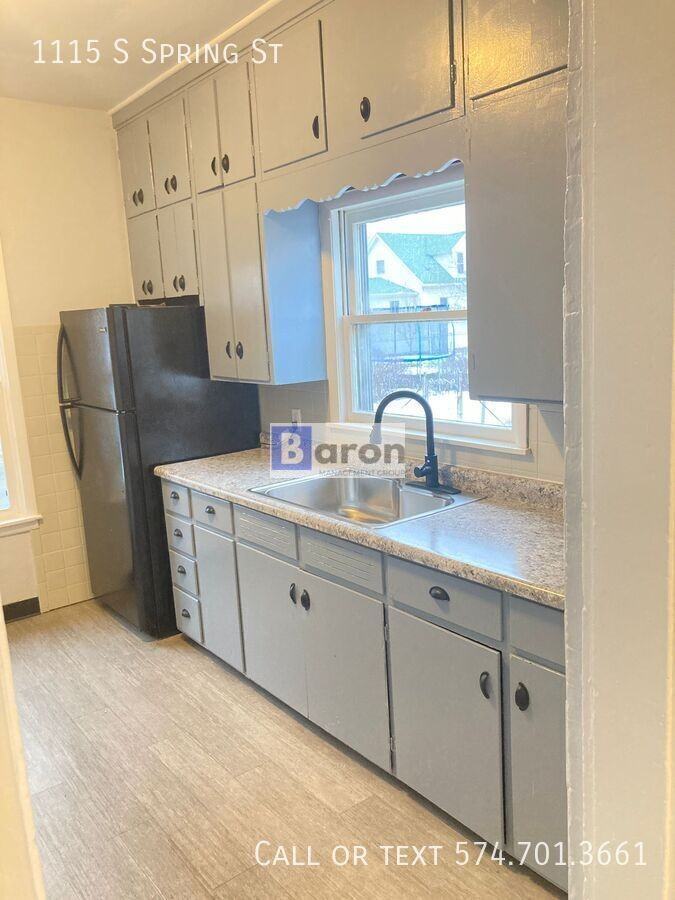 1115 S Spring St - Photo 2 of 11