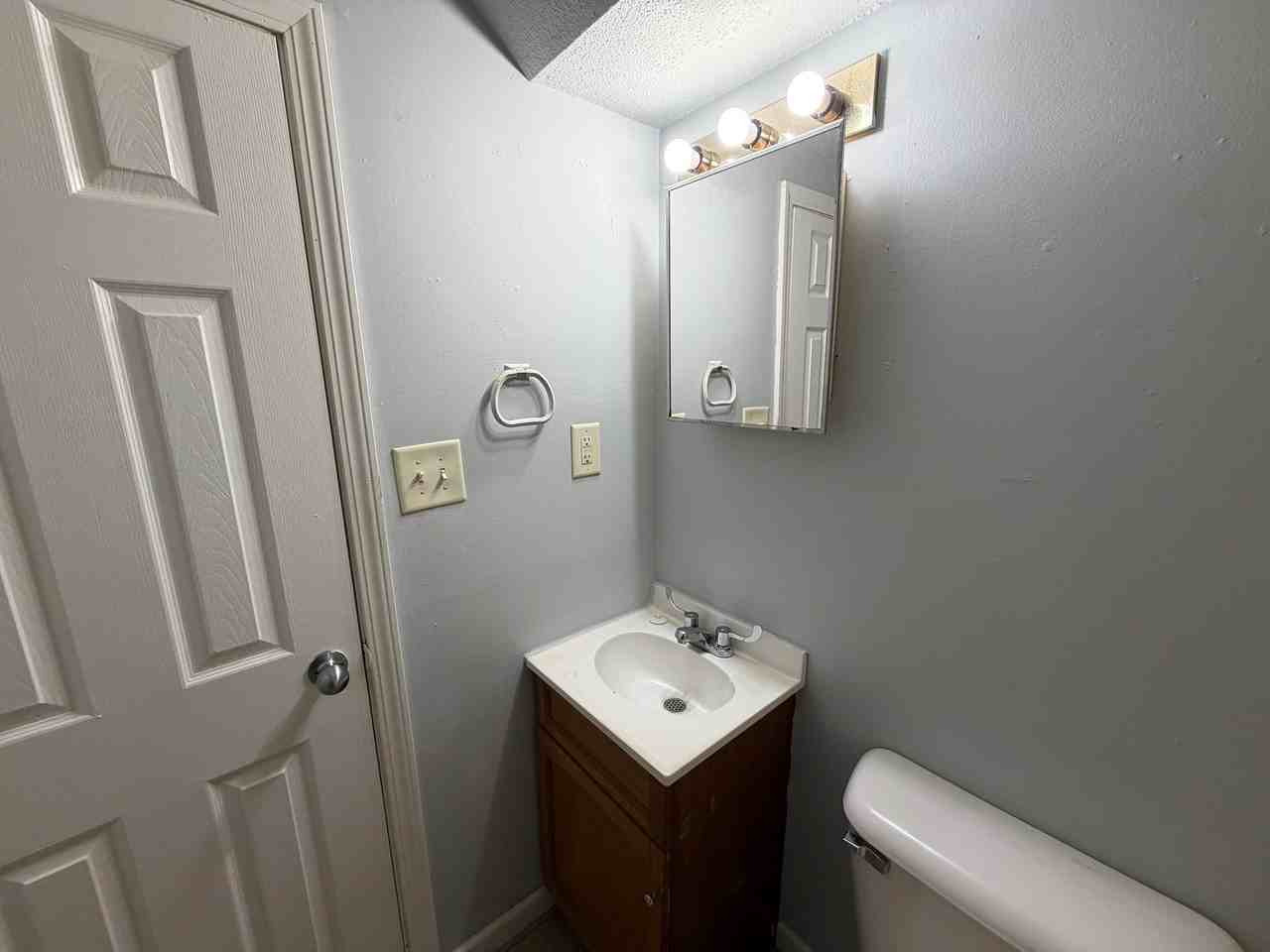 20 Elizabeth St Apt B - Photo 5 of 8