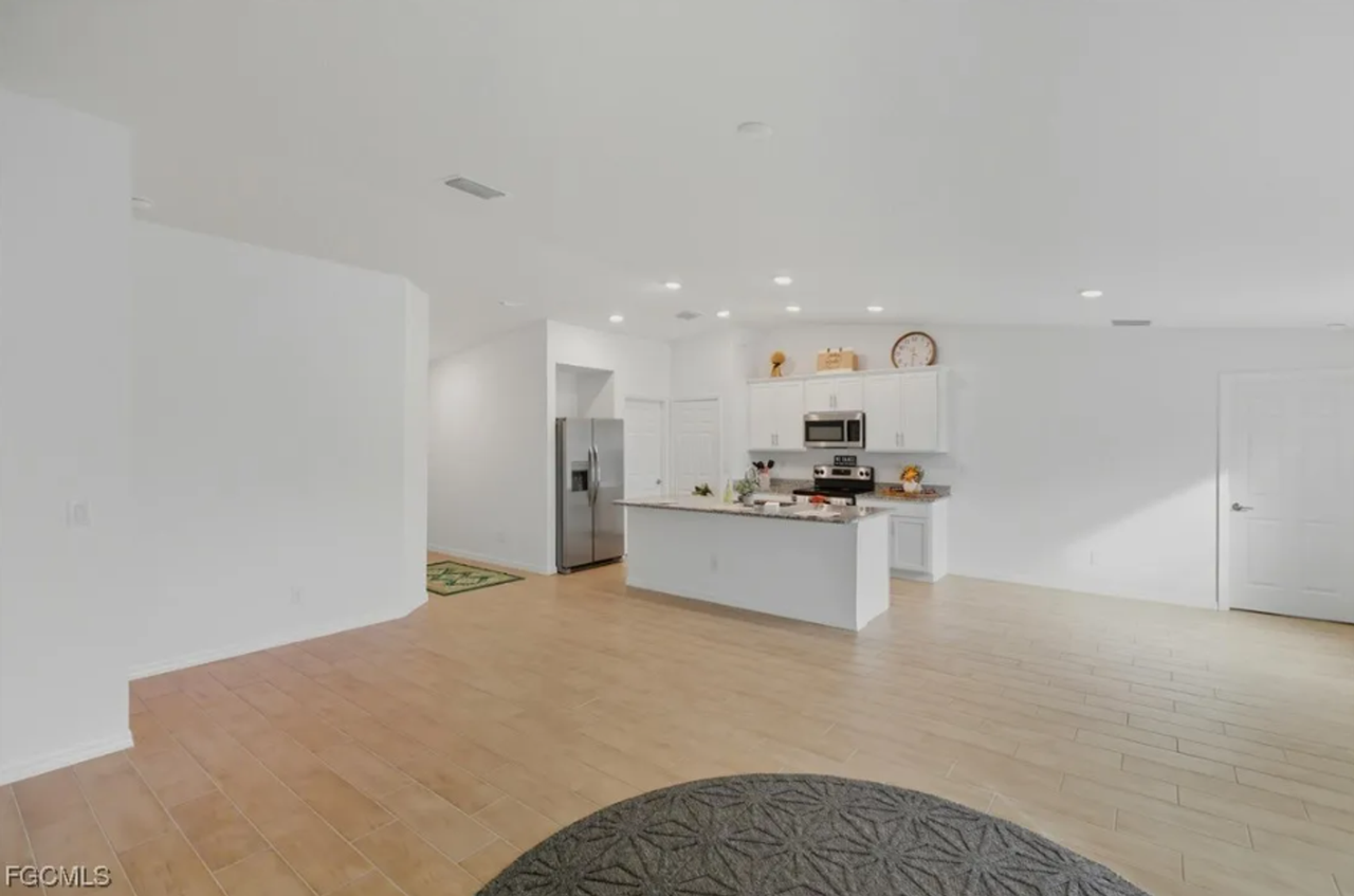 3749 Ne 15th Pl - Photo 3 of 23