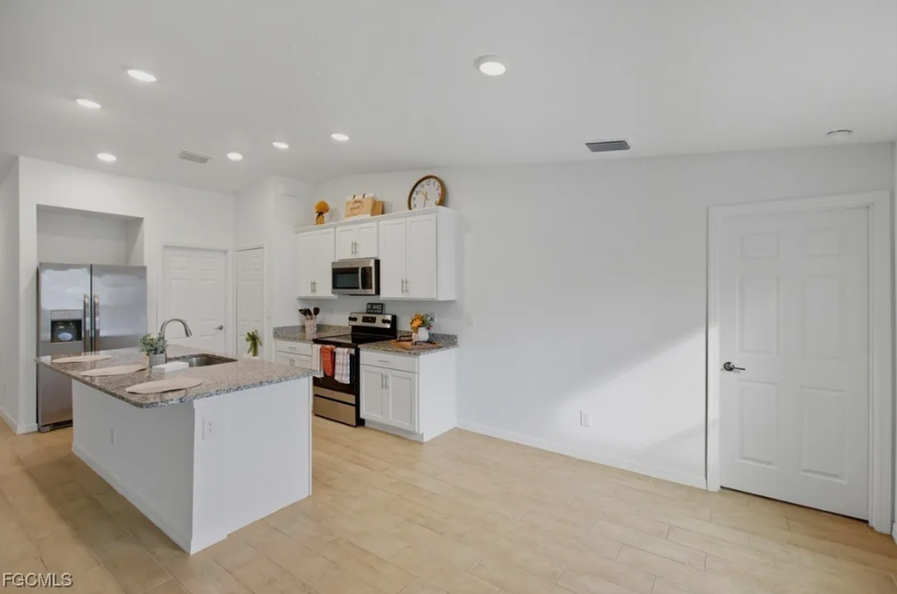 3749 Ne 15th Pl - Photo 4 of 23