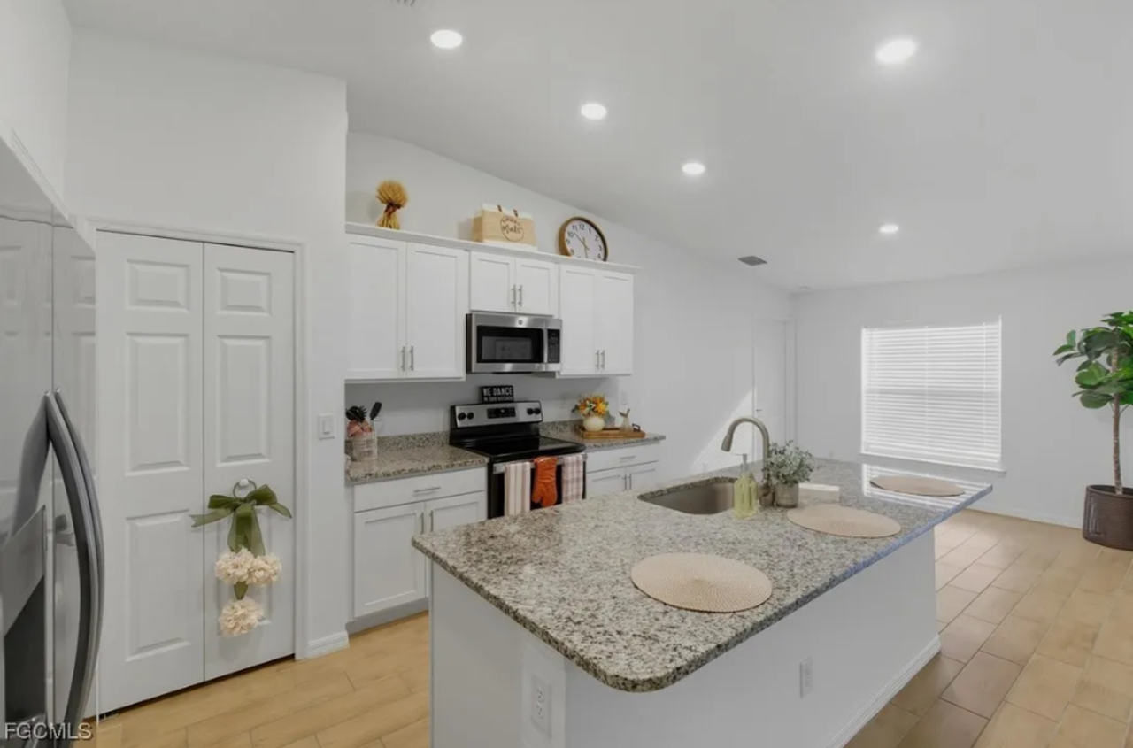 3749 Ne 15th Pl - Photo 6 of 23