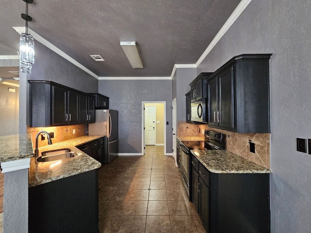 303 Belo Dr - Photo 3 of 30