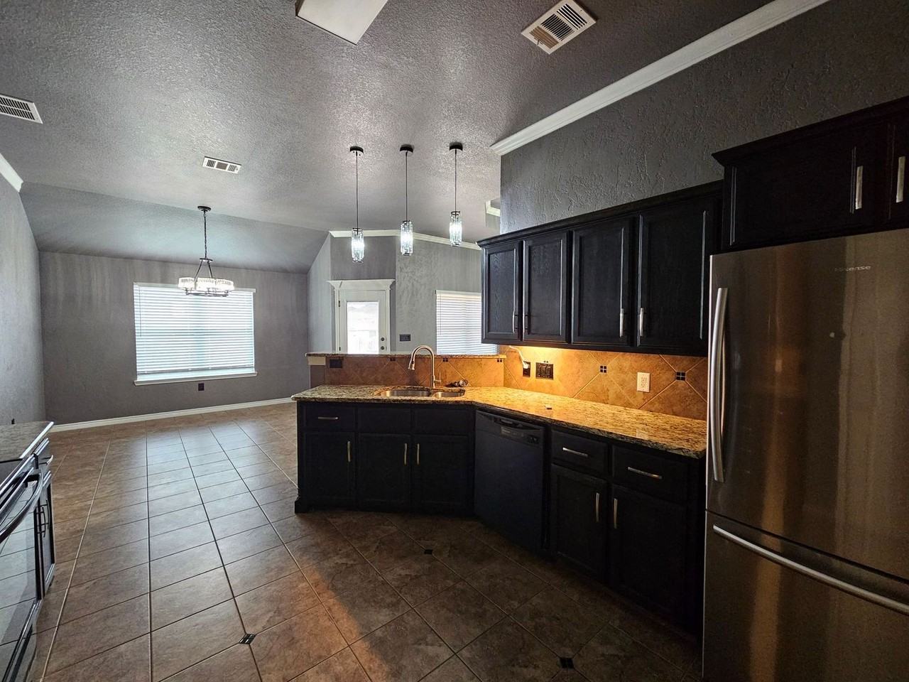 303 Belo Dr - Photo 4 of 30