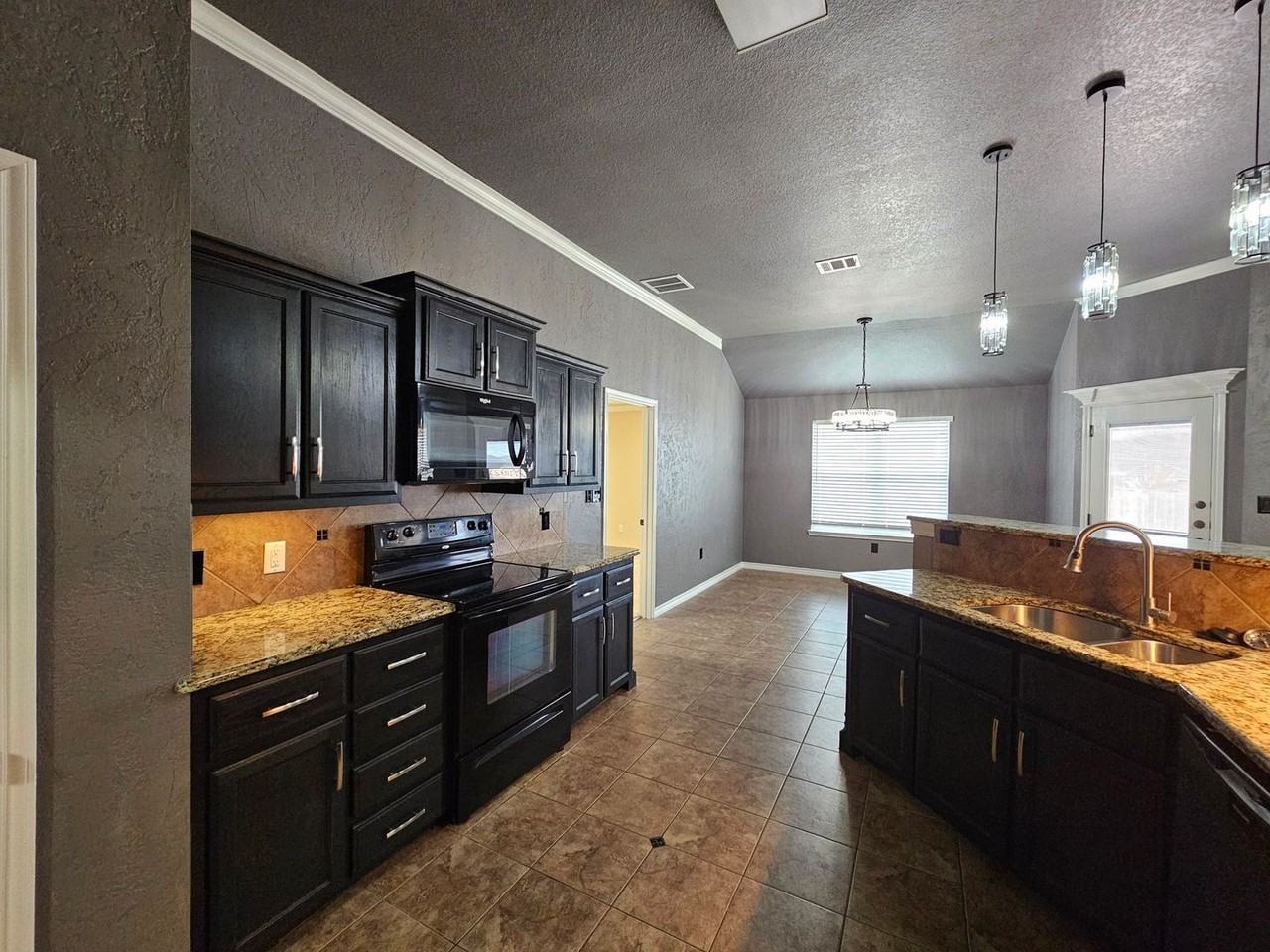 303 Belo Dr - Photo 5 of 30