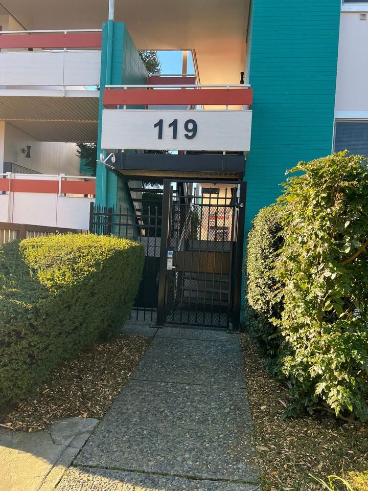 The Chateau Apartments - Photo 4 of 5