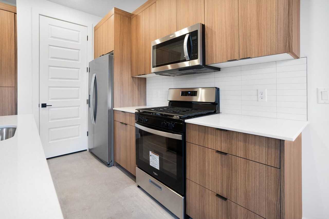 1943 W 250 S - Photo 3 of 40