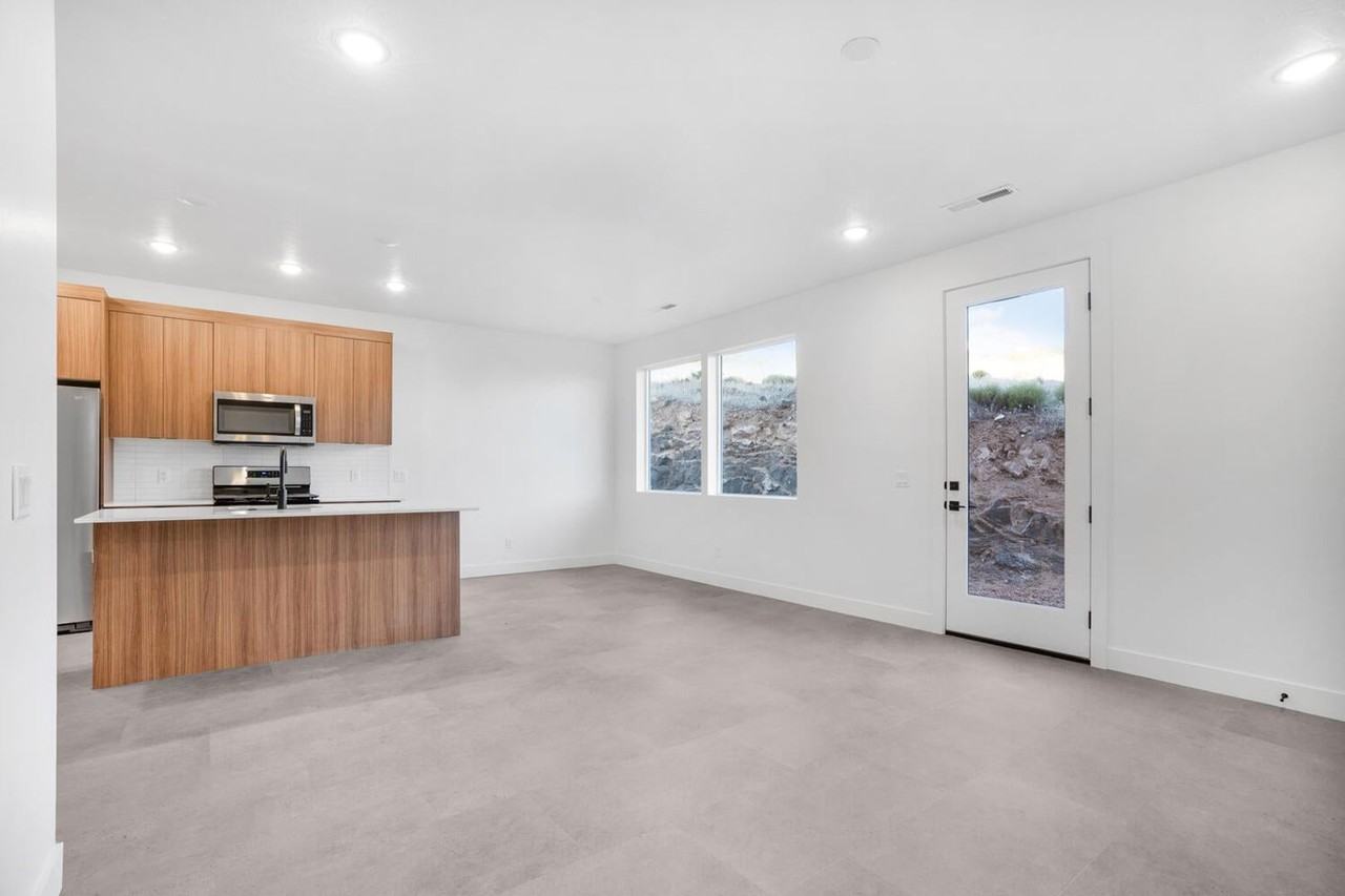 1943 W 250 S - Photo 4 of 40