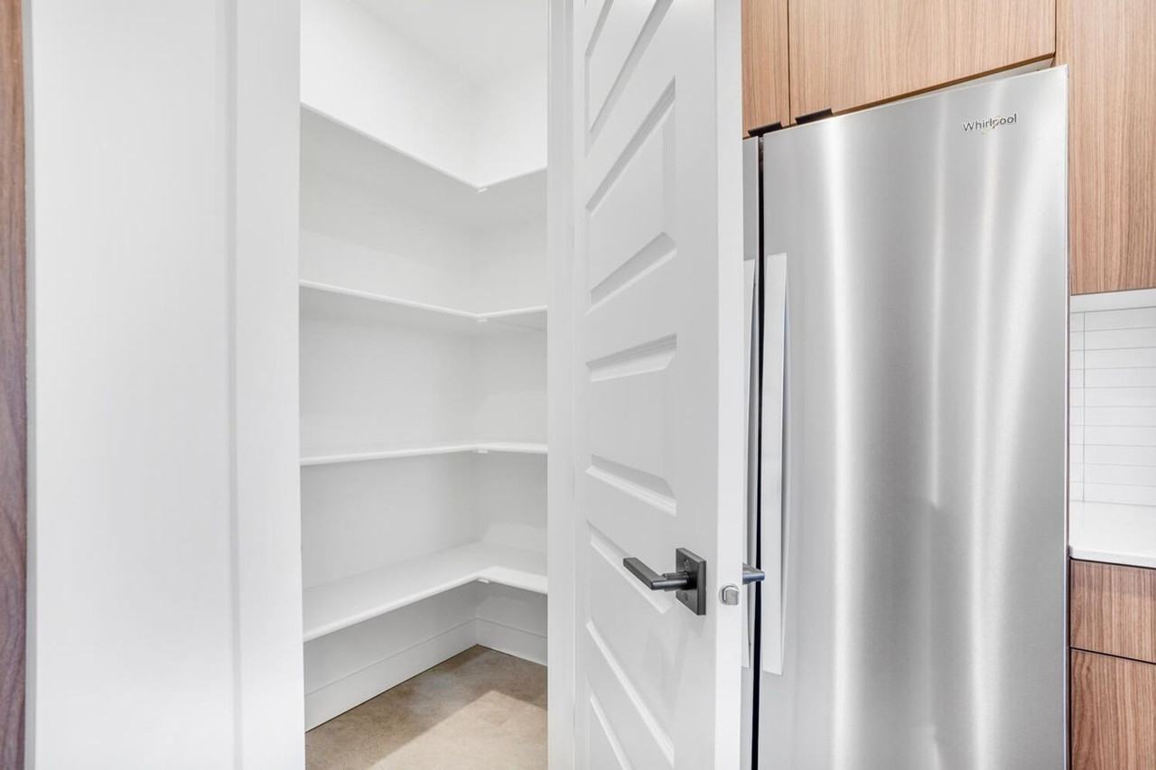 1943 W 250 S - Photo 7 of 40