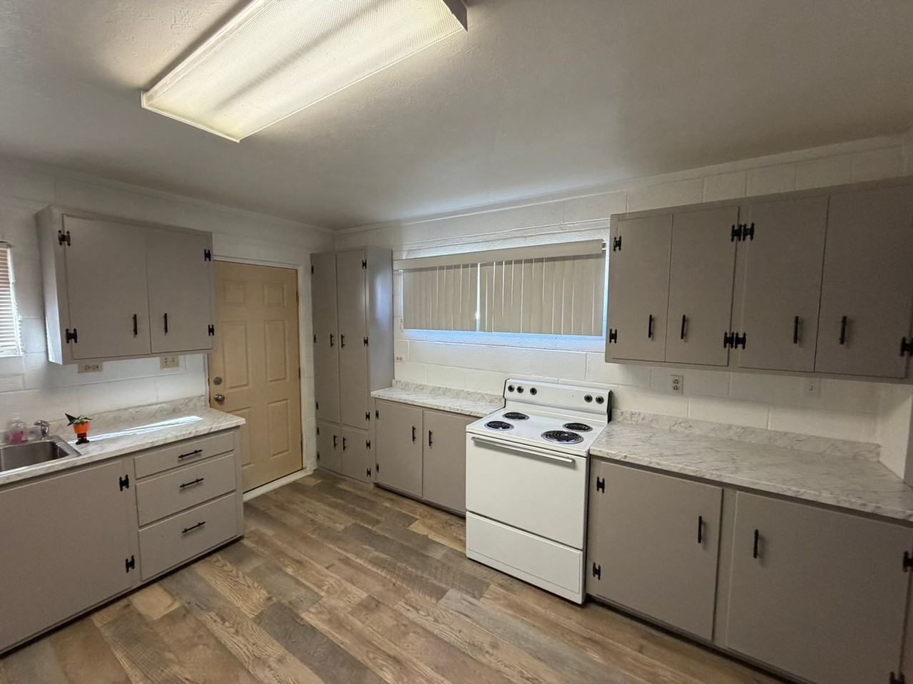 1021 N Guadalupe St - Photo 5 of 16