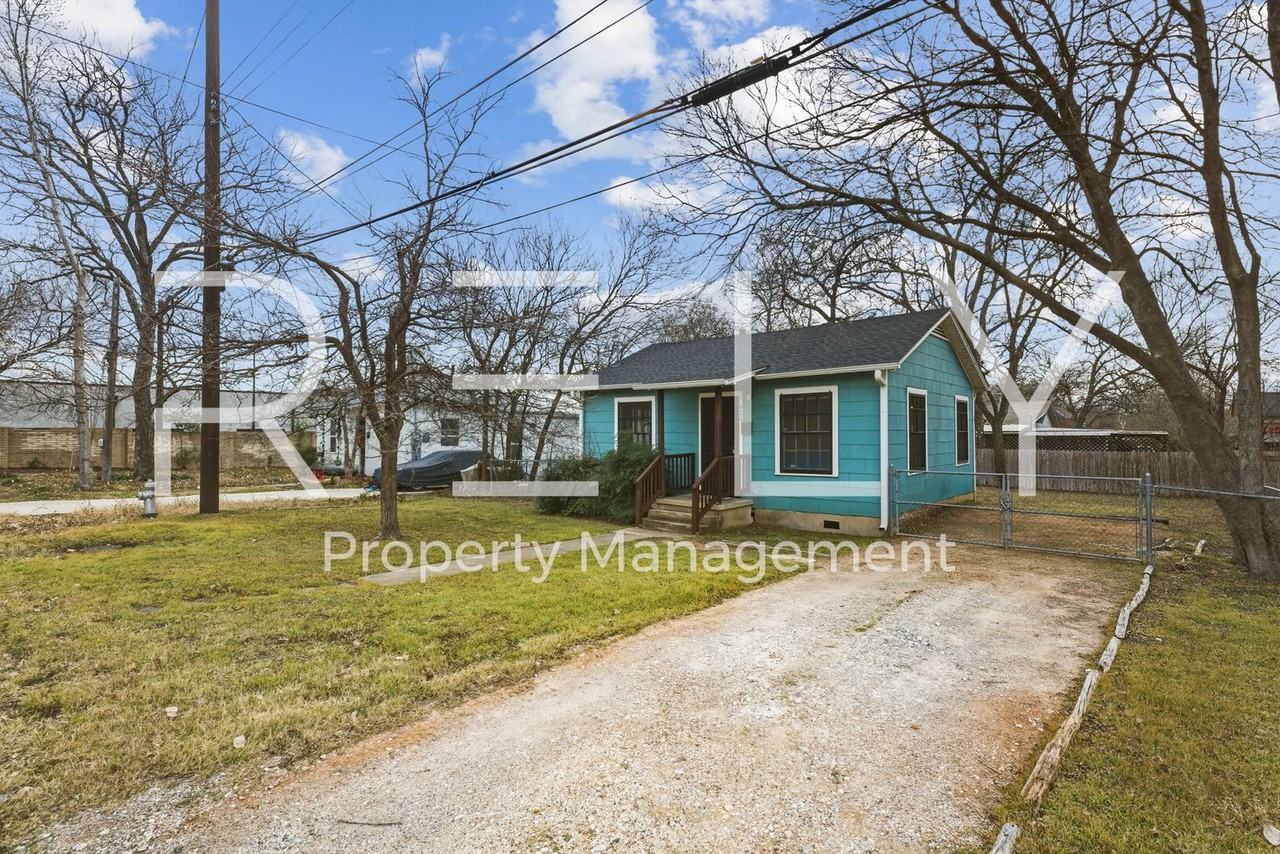 933 E 56th 1/2 St - Photo 3 of 37