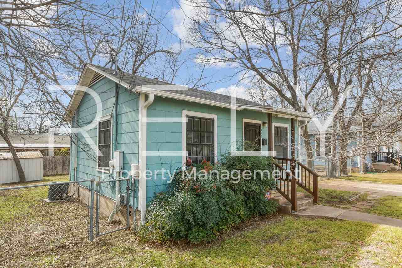 933 E 56th 1/2 St - Photo 6 of 37