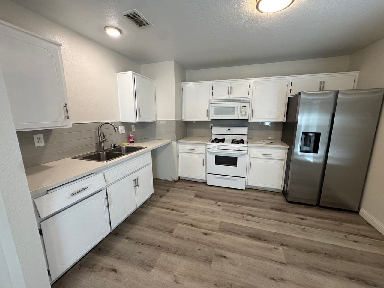 22241 Mohican Ave - Photo 3 of 11