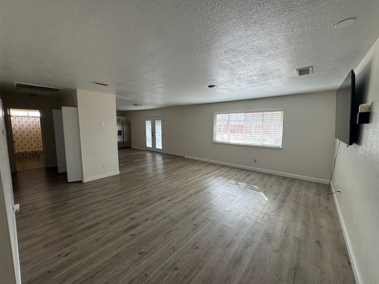 22241 Mohican Ave - Photo 4 of 11