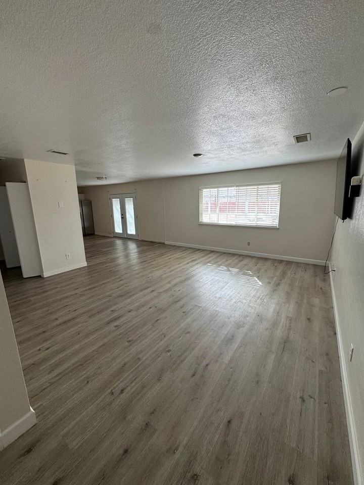 22241 Mohican Ave - Photo 6 of 11