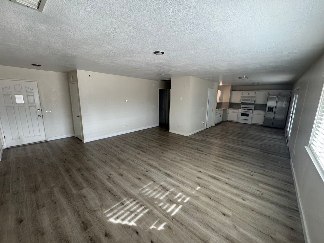 22241 Mohican Ave - Photo 7 of 11