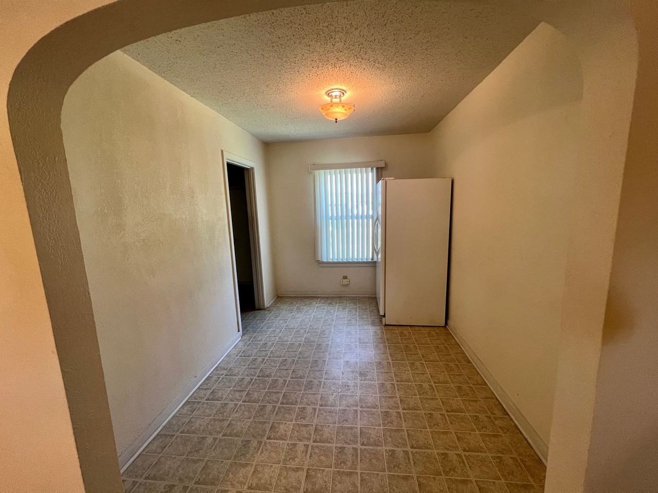 614 W Iowa Ave - Photo 3 of 7