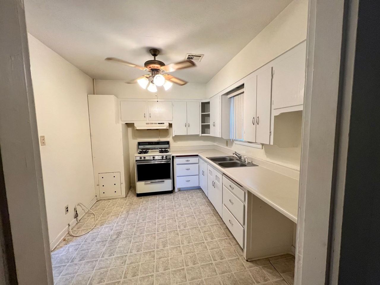 614 W Iowa Ave - Photo 4 of 7