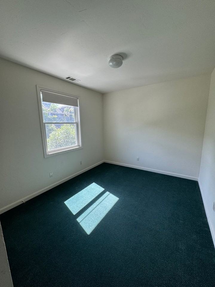 2527 Piedmont Ave #C - Photo 4 of 10