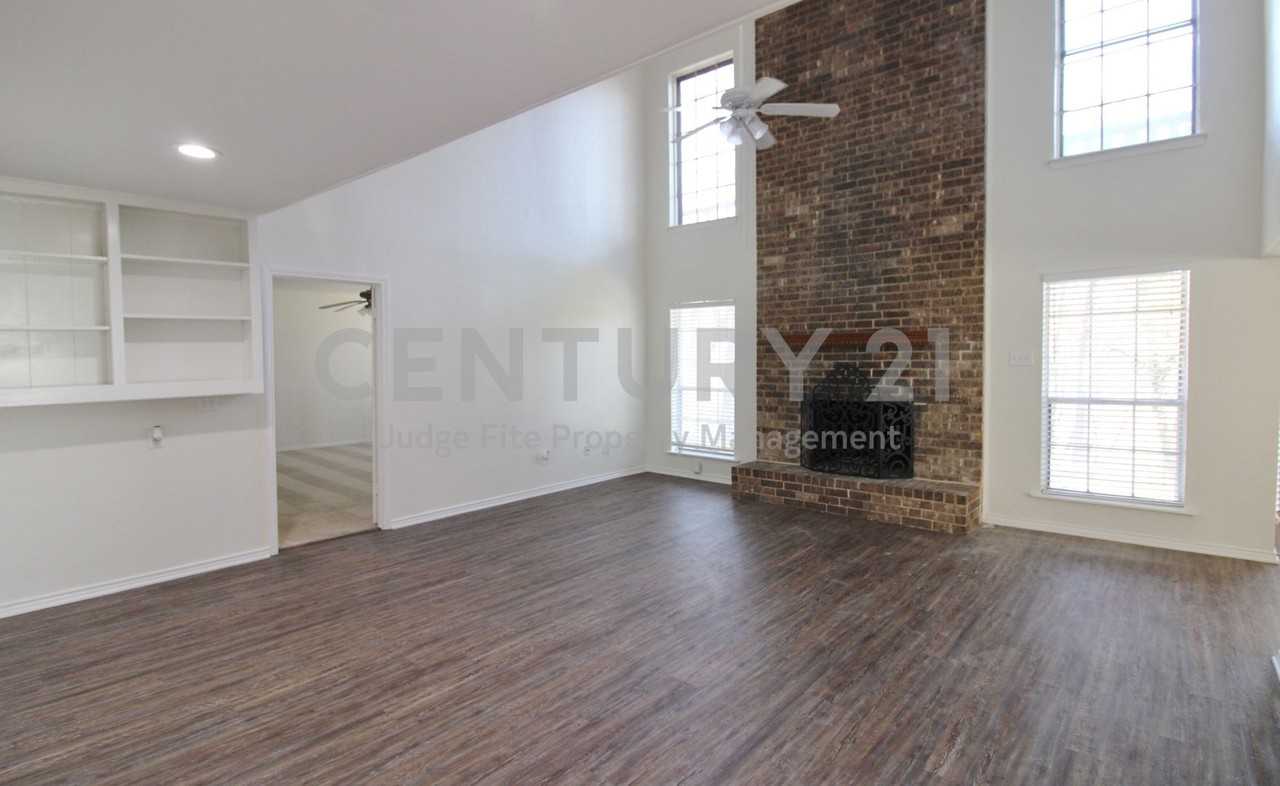 313 Woodhaven Dr - Photo 2 of 13