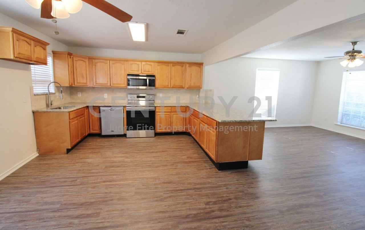 313 Woodhaven Dr - Photo 4 of 13