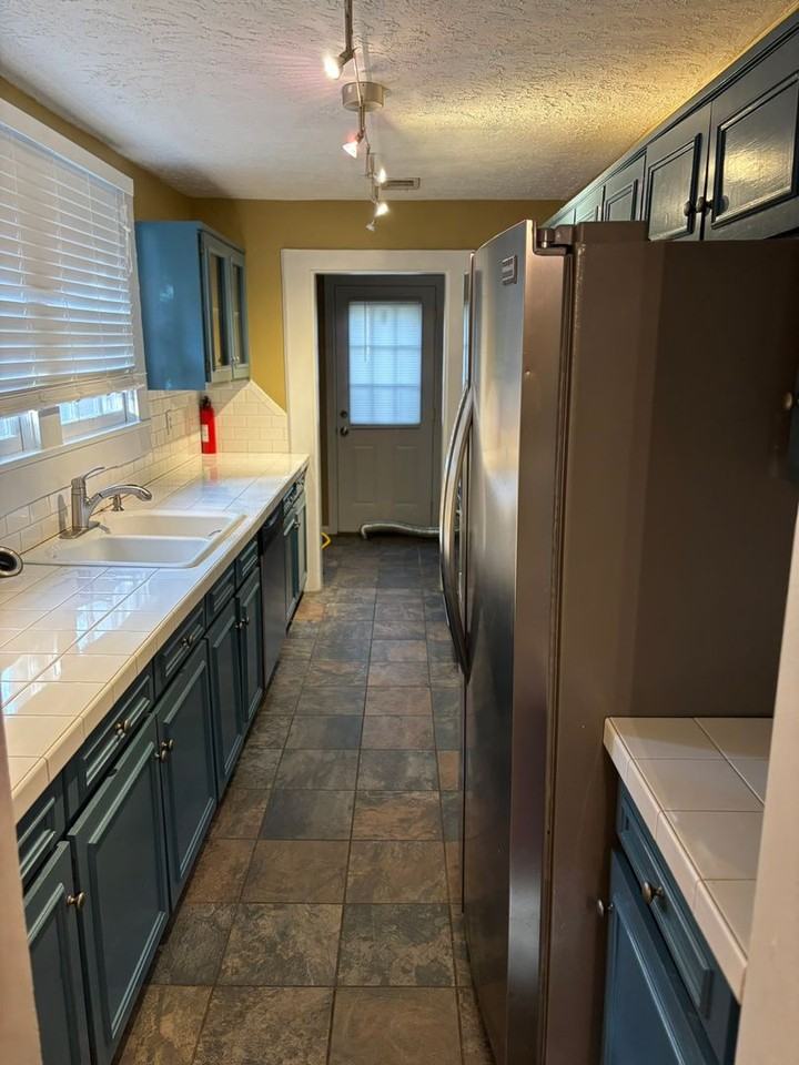 1221 Owsley Ave - Photo 4 of 19