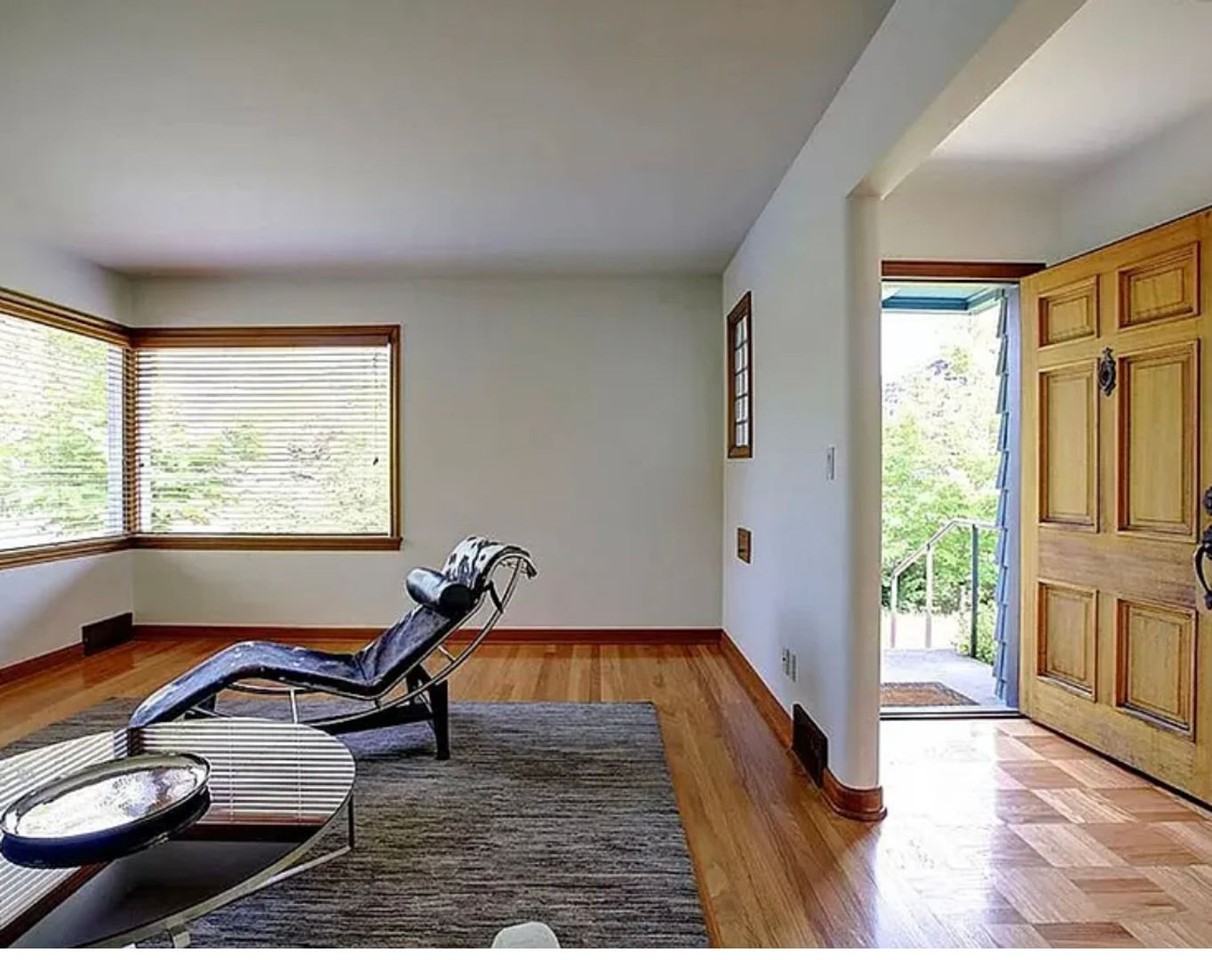 911 Broadway E - Photo 3 of 23