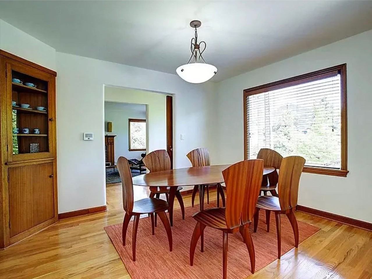 911 Broadway E - Photo 4 of 23