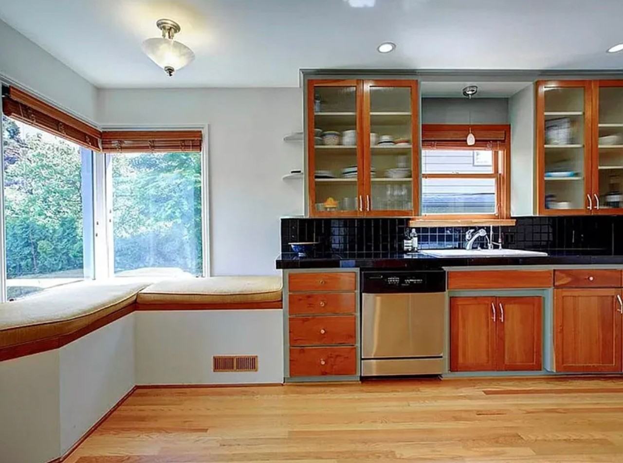 911 Broadway E - Photo 7 of 23