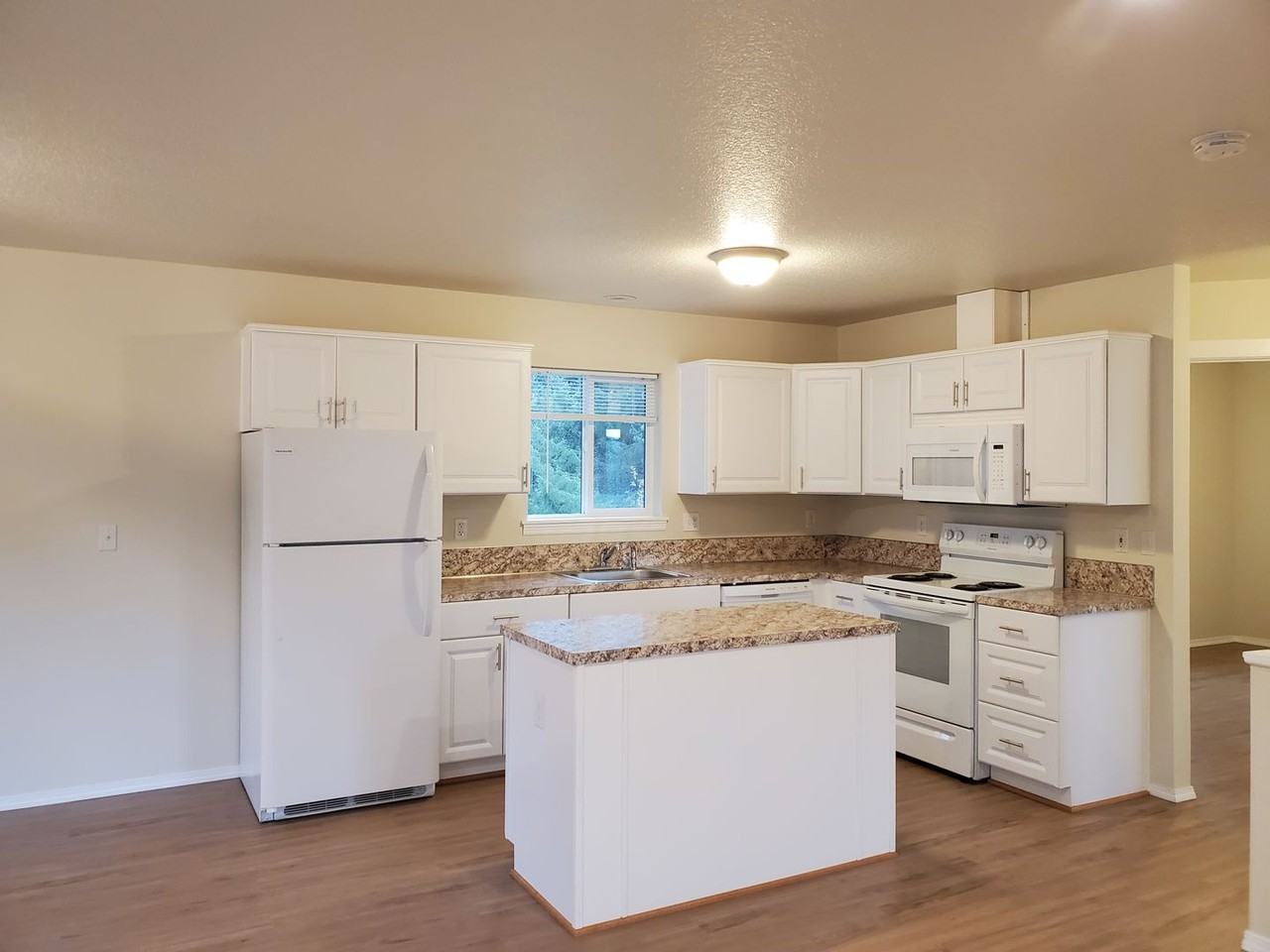 14790 Thayer Rd - Photo 5 of 16