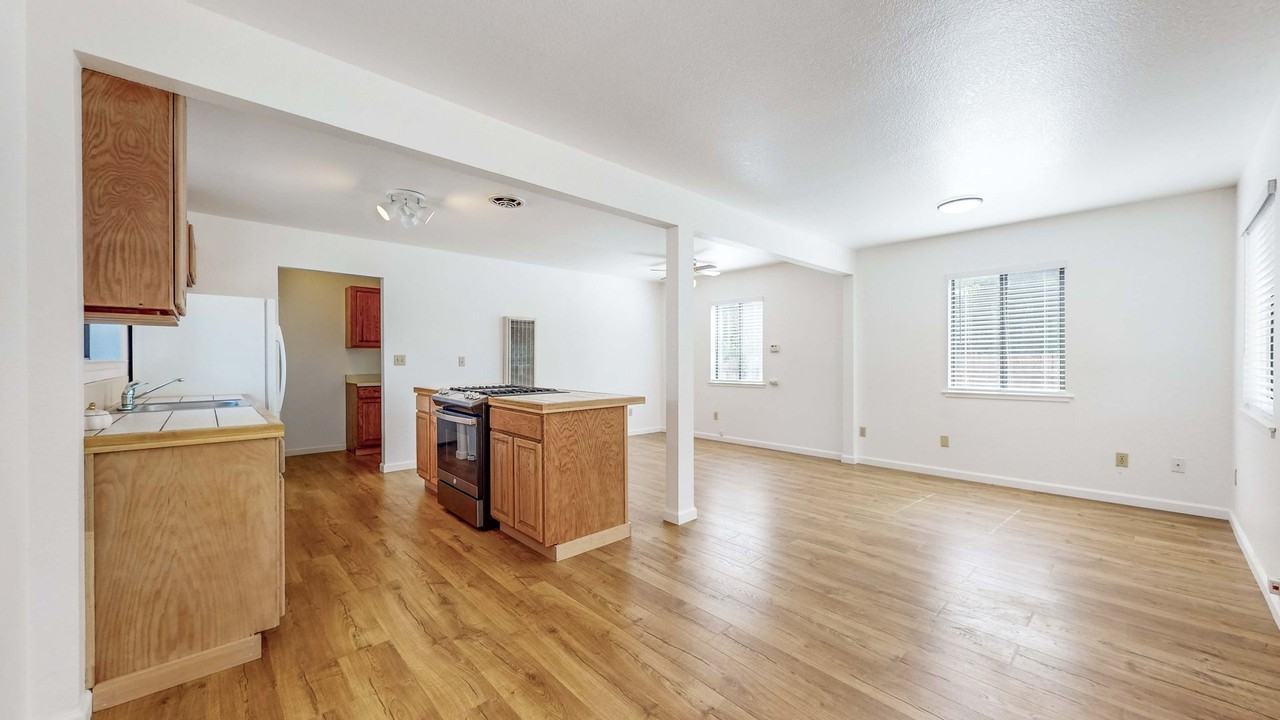 13910 Village Ave - Photo 6 of 29