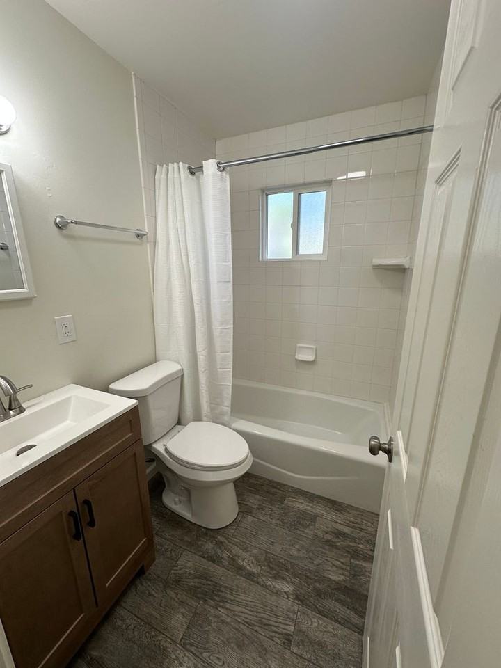 820 E Cypress St #B - Photo 7 of 14