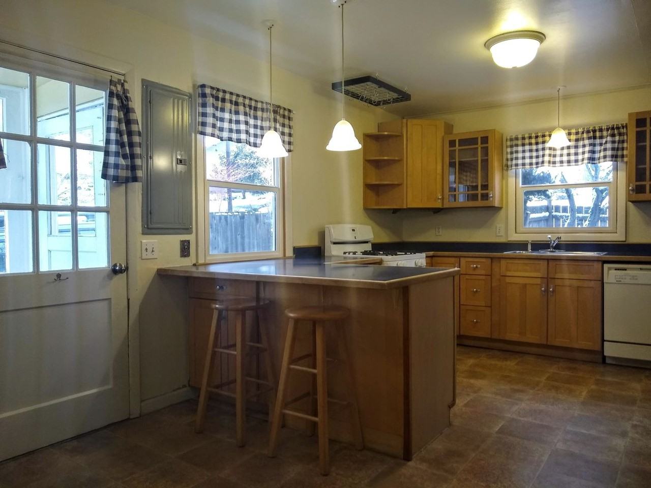 665 E Jewett Blvd - Photo 5 of 12