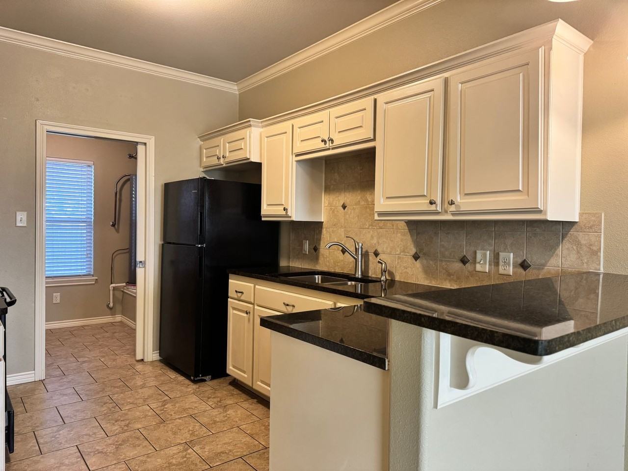 516 S Baxter Ave - Photo 6 of 19