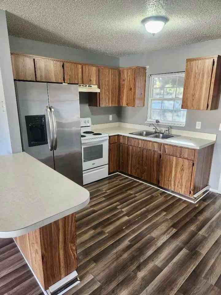 856 School St - Photo 3 of 5