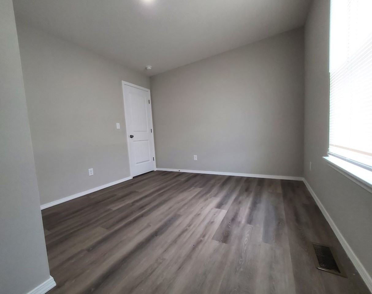 111 E Rosalie - Photo 6 of 11