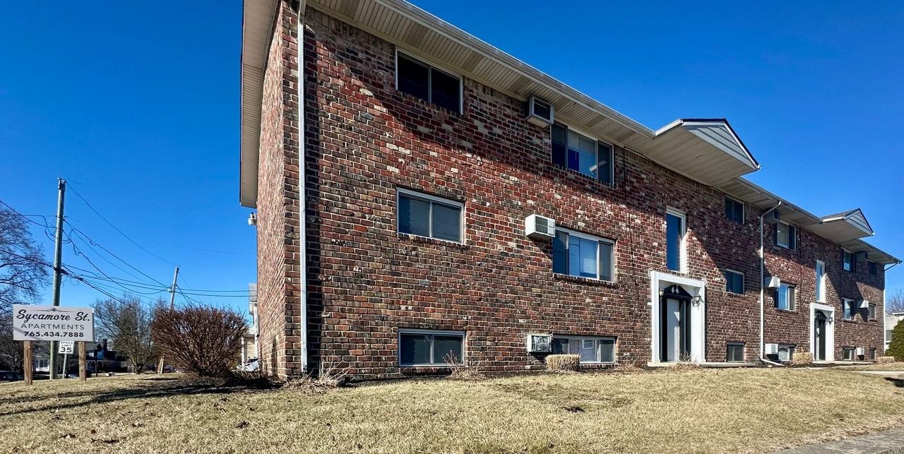 1302 W Sycamore St - Photo 2 of 11