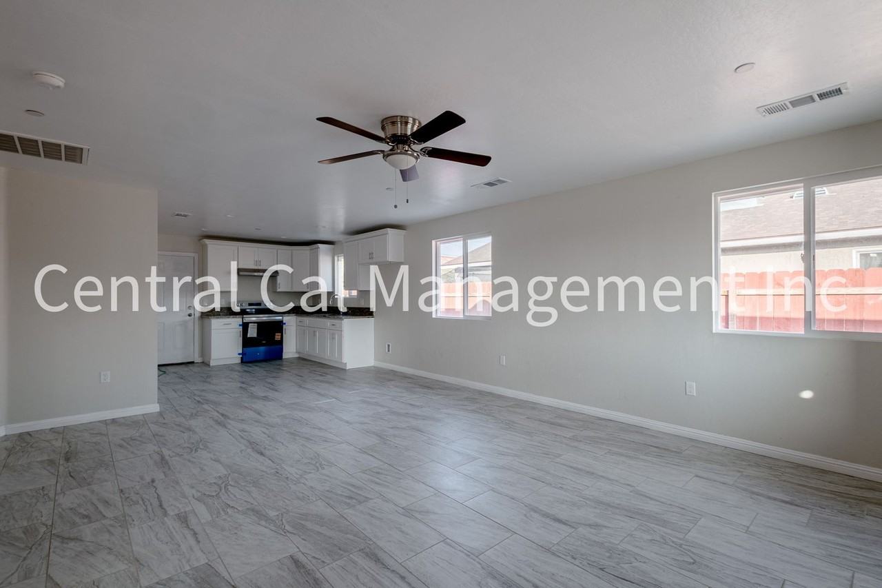 1004 Padre St - Photo 2 of 14