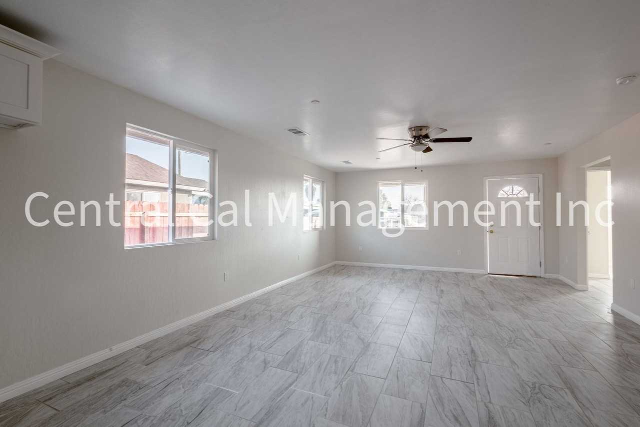 1004 Padre St - Photo 3 of 14