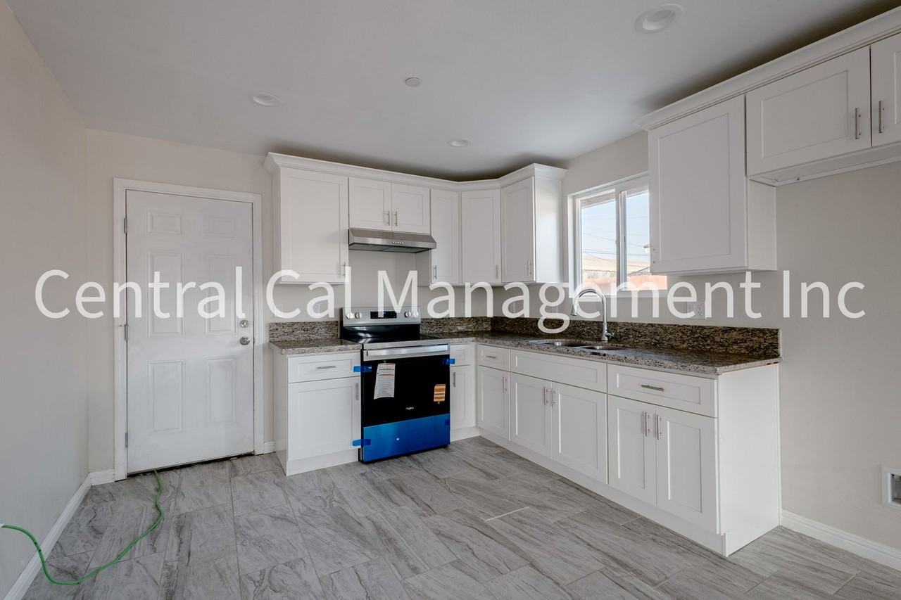 1004 Padre St - Photo 4 of 14