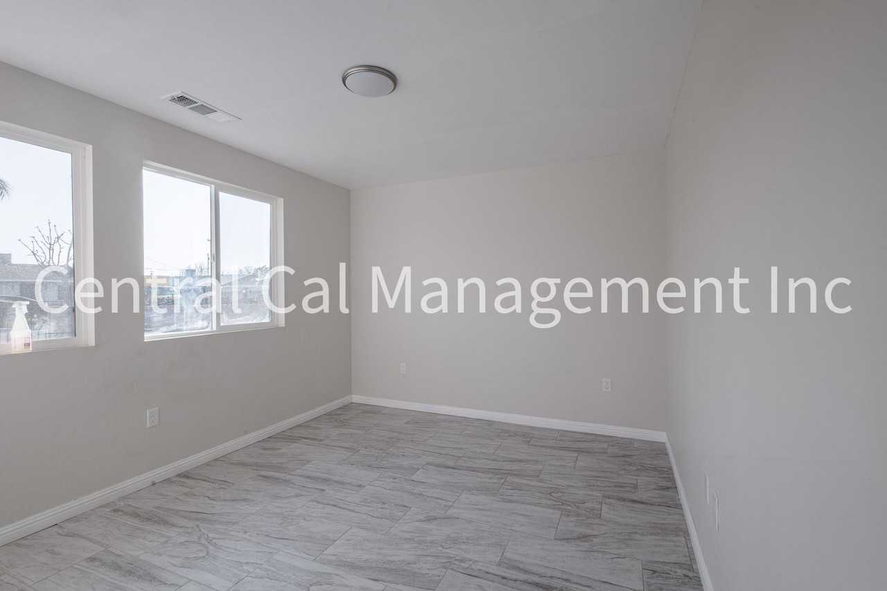 1004 Padre St - Photo 5 of 14