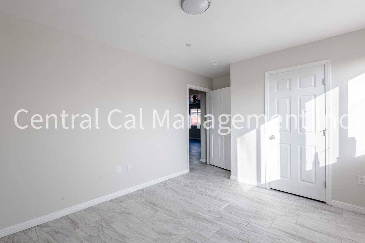 1004 Padre St - Photo 6 of 14