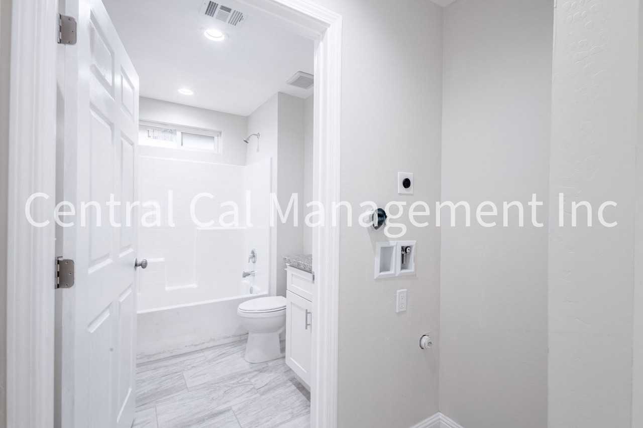 1004 Padre St - Photo 7 of 14