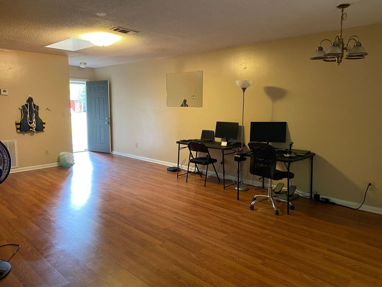 2 Bed 1 Bath Duplex - Photo 2 of 8